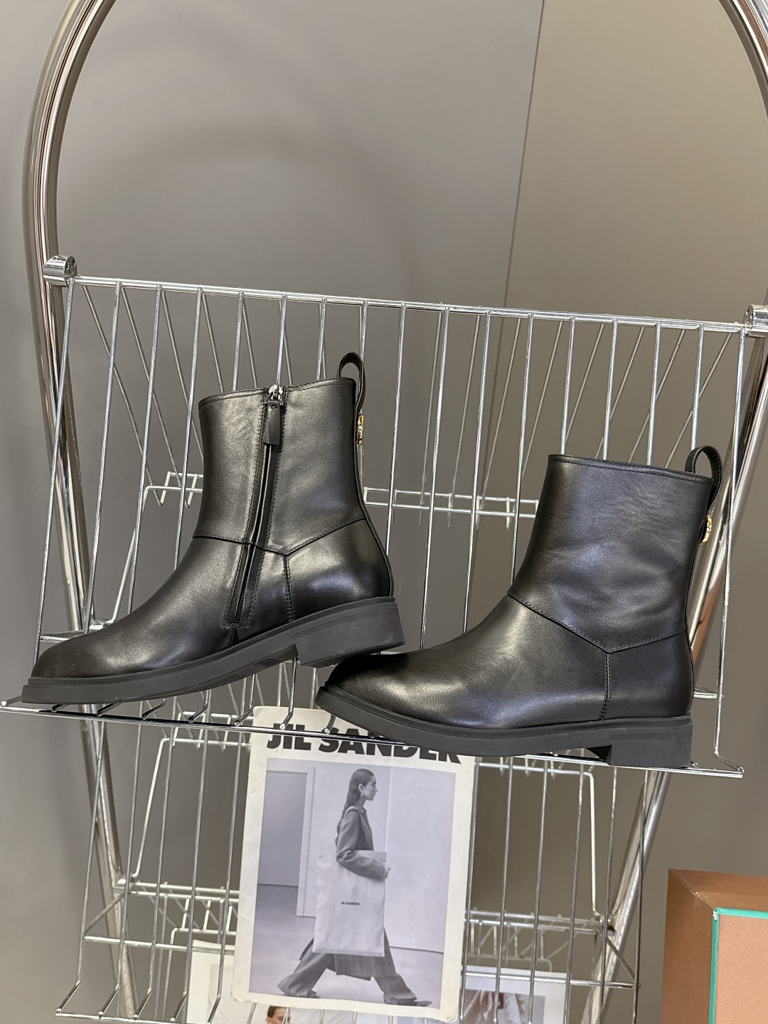  loro piana25秋冬最新款老钱风 短靴
 这款羊猄 牛皮材质裸靴 皮质质感柔软舒适 侧拉链设计