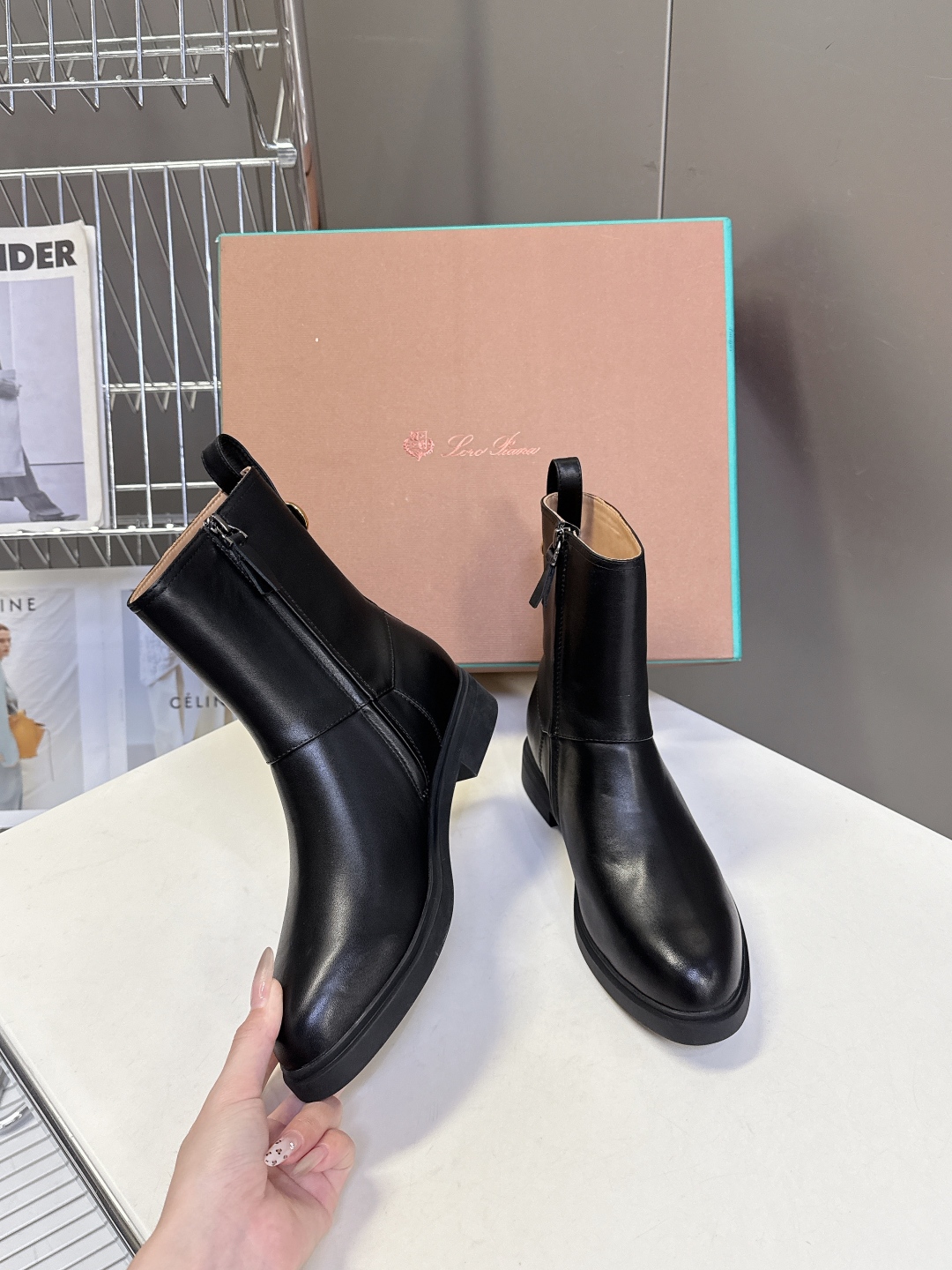  loro piana25秋冬最新款老钱风 短靴
 这款羊猄 牛皮材质裸靴 皮质质感柔软舒适 侧拉链设计