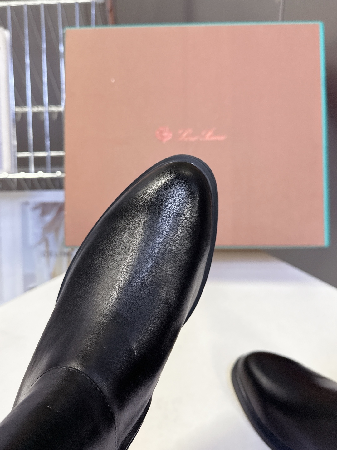  loro piana25秋冬最新款老钱风 短靴
 这款羊猄 牛皮材质裸靴 皮质质感柔软舒适 侧拉链设计