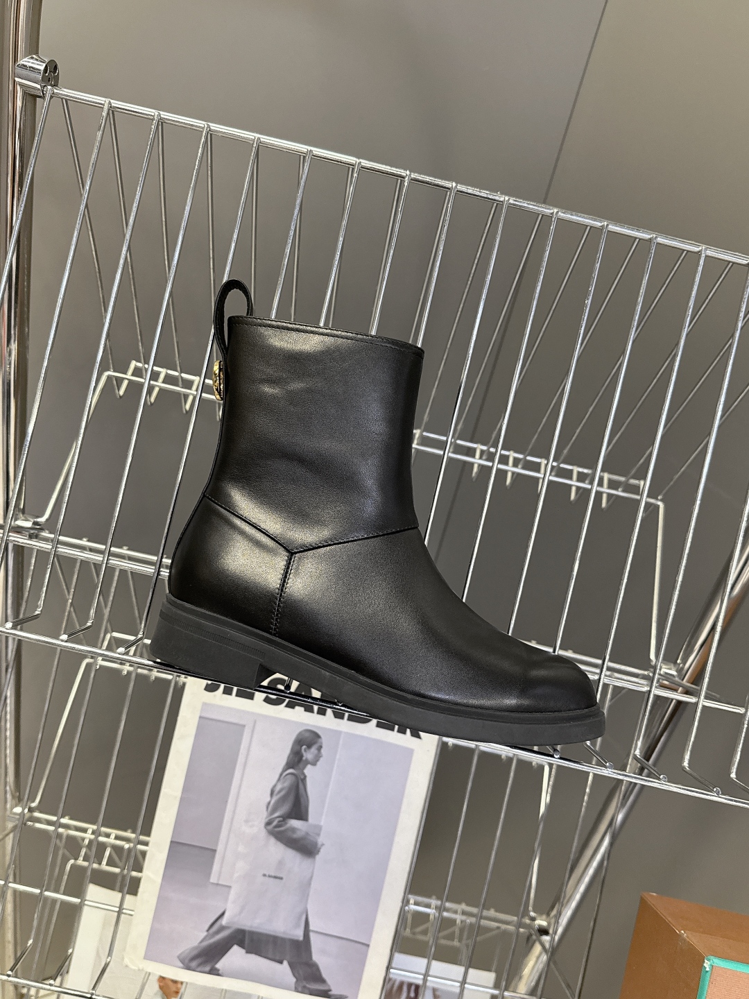  loro piana25秋冬最新款老钱风 短靴
 这款羊猄 牛皮材质裸靴 皮质质感柔软舒适 侧拉链设计
