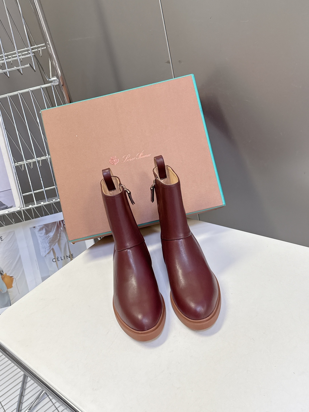  loro piana25秋冬最新款老钱风 短靴
 这款羊猄 牛皮材质裸靴 皮质质感柔软舒适 侧拉链设计