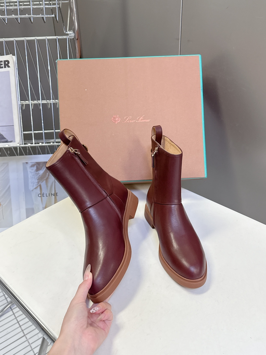  loro piana25秋冬最新款老钱风 短靴
 这款羊猄 牛皮材质裸靴 皮质质感柔软舒适 侧拉链设计