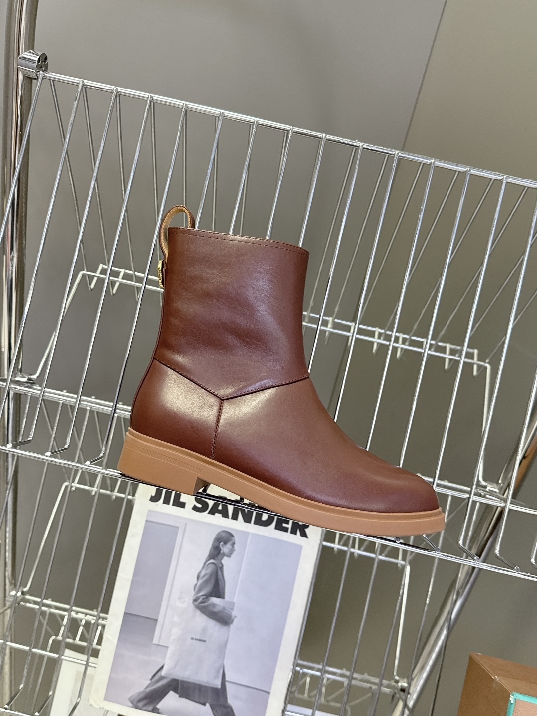  loro piana25秋冬最新款老钱风 短靴
 这款羊猄 牛皮材质裸靴 皮质质感柔软舒适 侧拉链设计