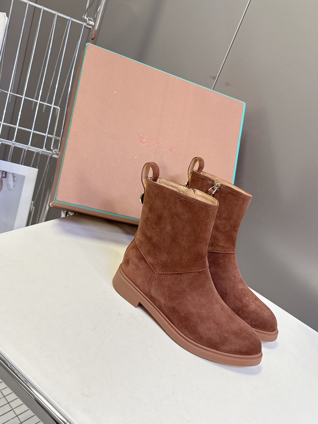  loro piana25秋冬最新款老钱风 短靴
 这款羊猄 牛皮材质裸靴 皮质质感柔软舒适 侧拉链设计