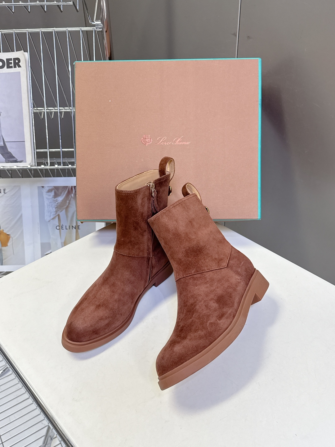  loro piana25秋冬最新款老钱风 短靴
 这款羊猄 牛皮材质裸靴 皮质质感柔软舒适 侧拉链设计