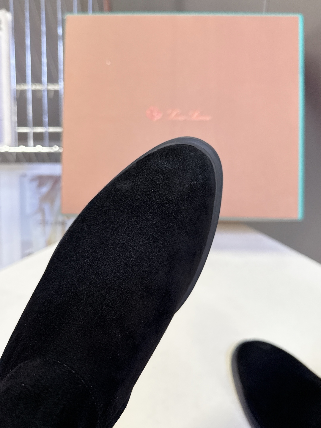  loro piana25秋冬最新款老钱风 短靴
 这款羊猄 牛皮材质裸靴 皮质质感柔软舒适 侧拉链设计