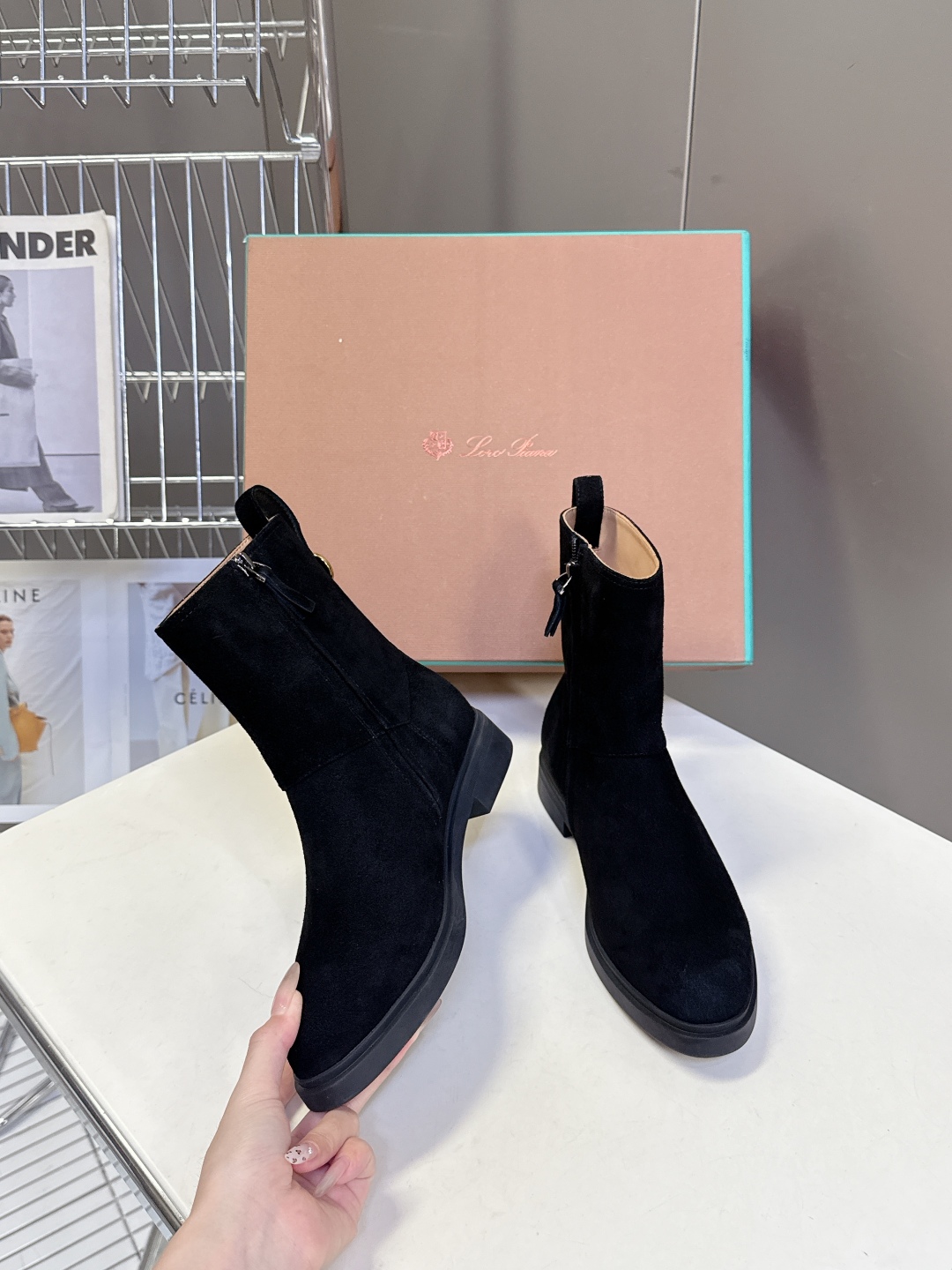  loro piana25秋冬最新款老钱风 短靴
 这款羊猄 牛皮材质裸靴 皮质质感柔软舒适 侧拉链设计