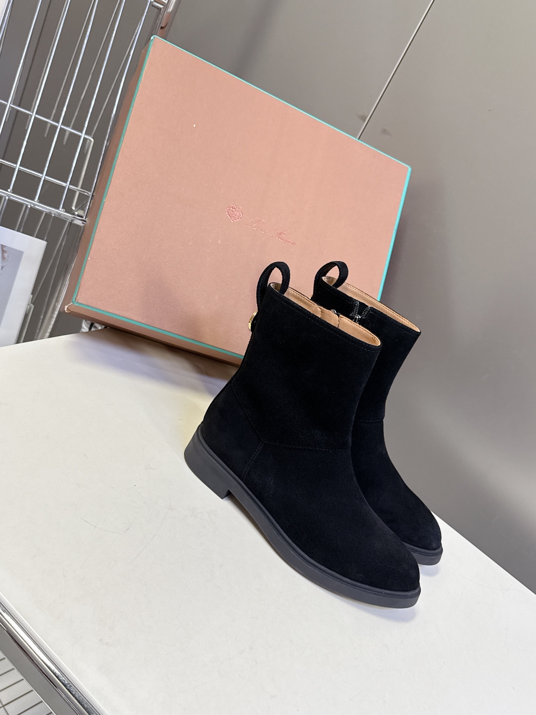  loro piana25秋冬最新款老钱风 短靴
 这款羊猄 牛皮材质裸靴 皮质质感柔软舒适 侧拉链设计