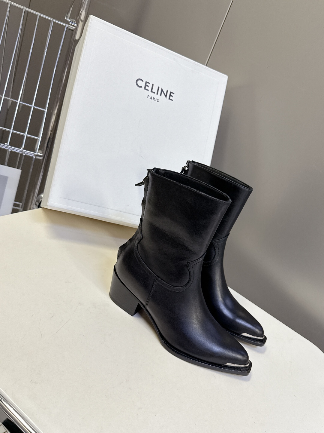  CELINE专柜最新时装靴、走秀款时尚博主同款 早秋力推单品！复古欧美风格 炸街必备单品 ✔️凯旋门l