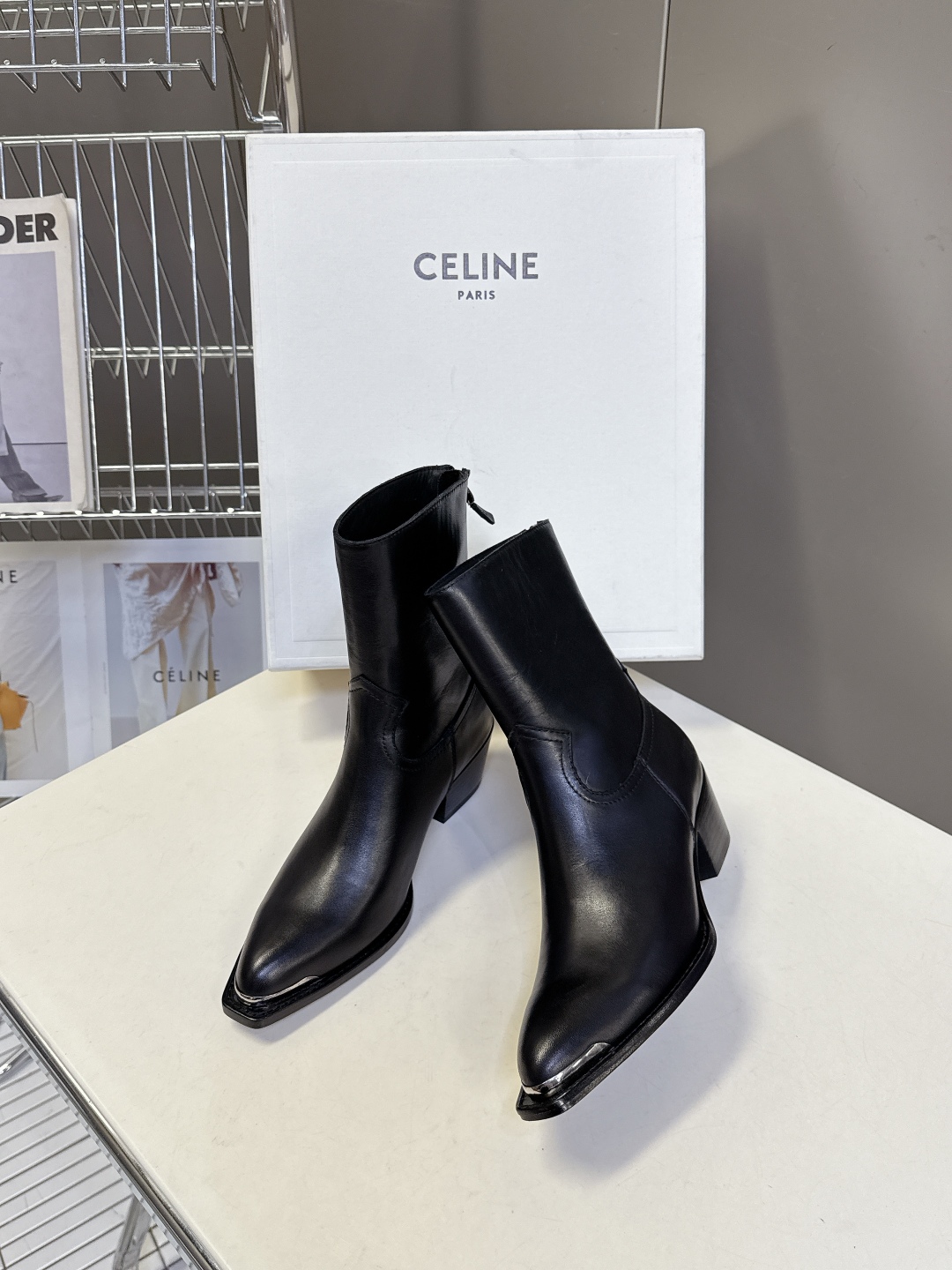  CELINE专柜最新时装靴、走秀款时尚博主同款 早秋力推单品！复古欧美风格 炸街必备单品 ✔️凯旋门l