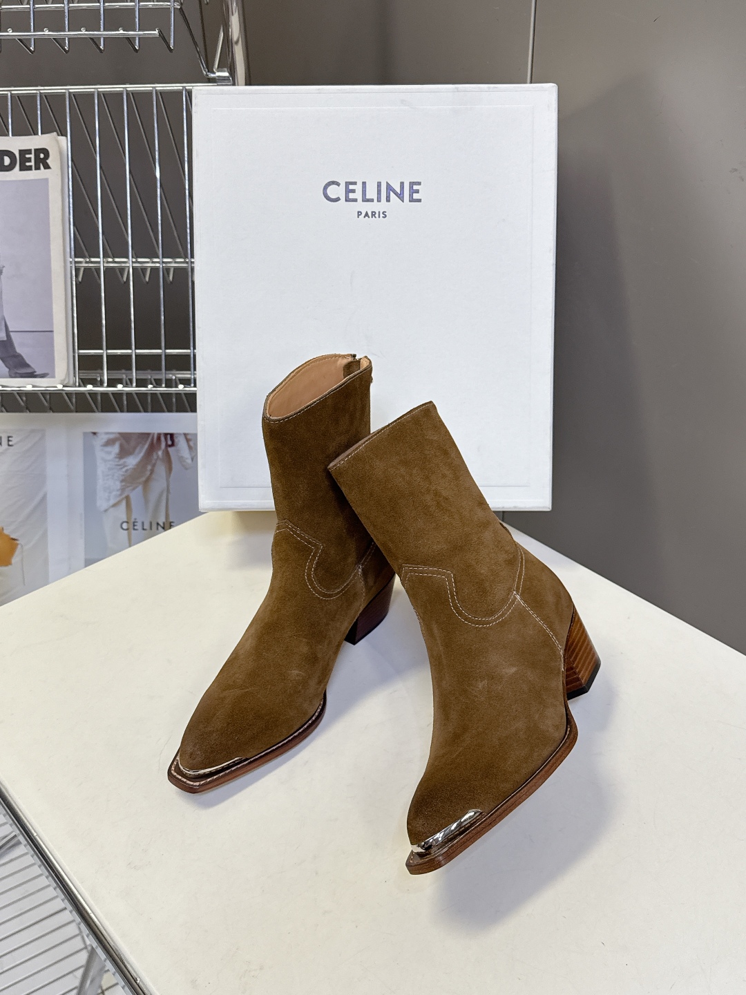  CELINE专柜最新时装靴、走秀款时尚博主同款 早秋力推单品！复古欧美风格 炸街必备单品 ✔️凯旋门l