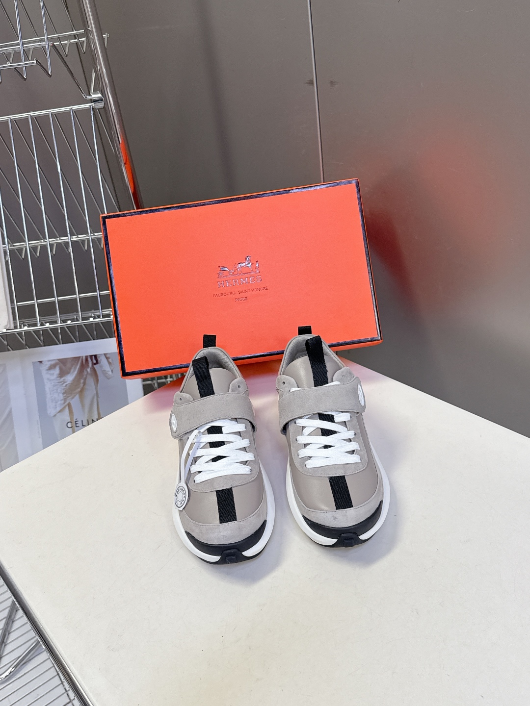  Hermes爱马仕经典运动鞋 顶级版本
   超难配货的一款贵妇鞋 鞋子的每一个细节都特别用心 雅致的