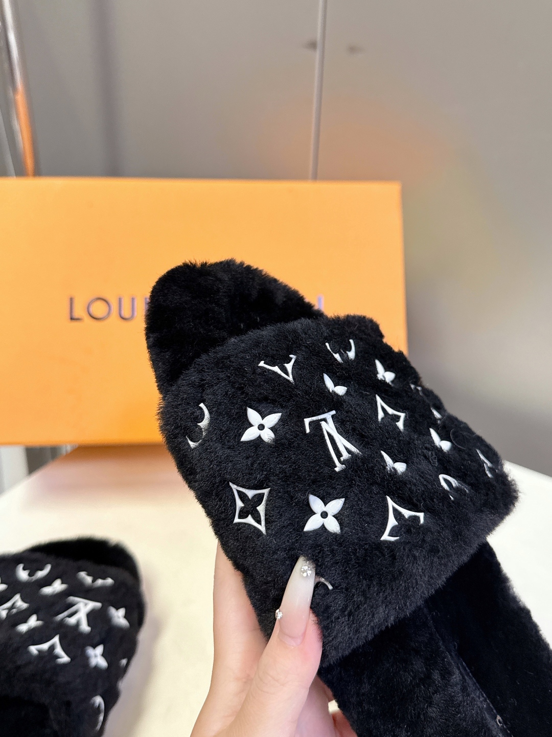  路易威登lv驴家秋冬最新款毛毛拖鞋～
  这双毛拖也是好好看 满logo设计超级高级 搭配秋冬的牛仔短