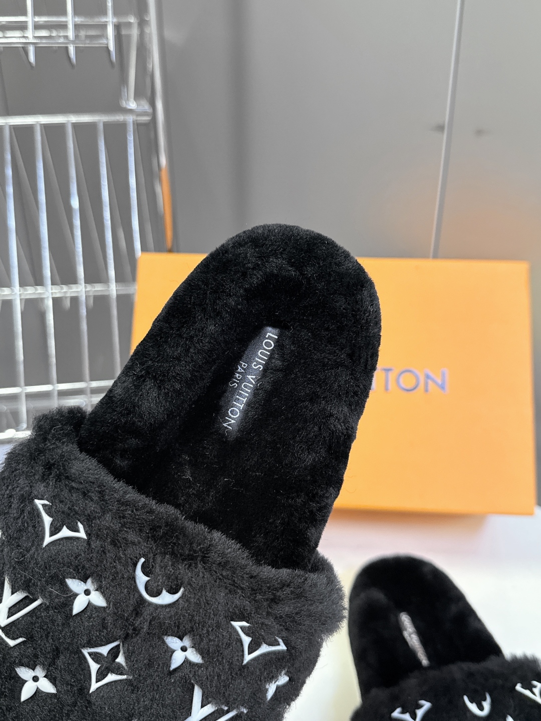 路易威登lv驴家秋冬最新款毛毛拖鞋～
  这双毛拖也是好好看 满logo设计超级高级 搭配秋冬的牛仔短