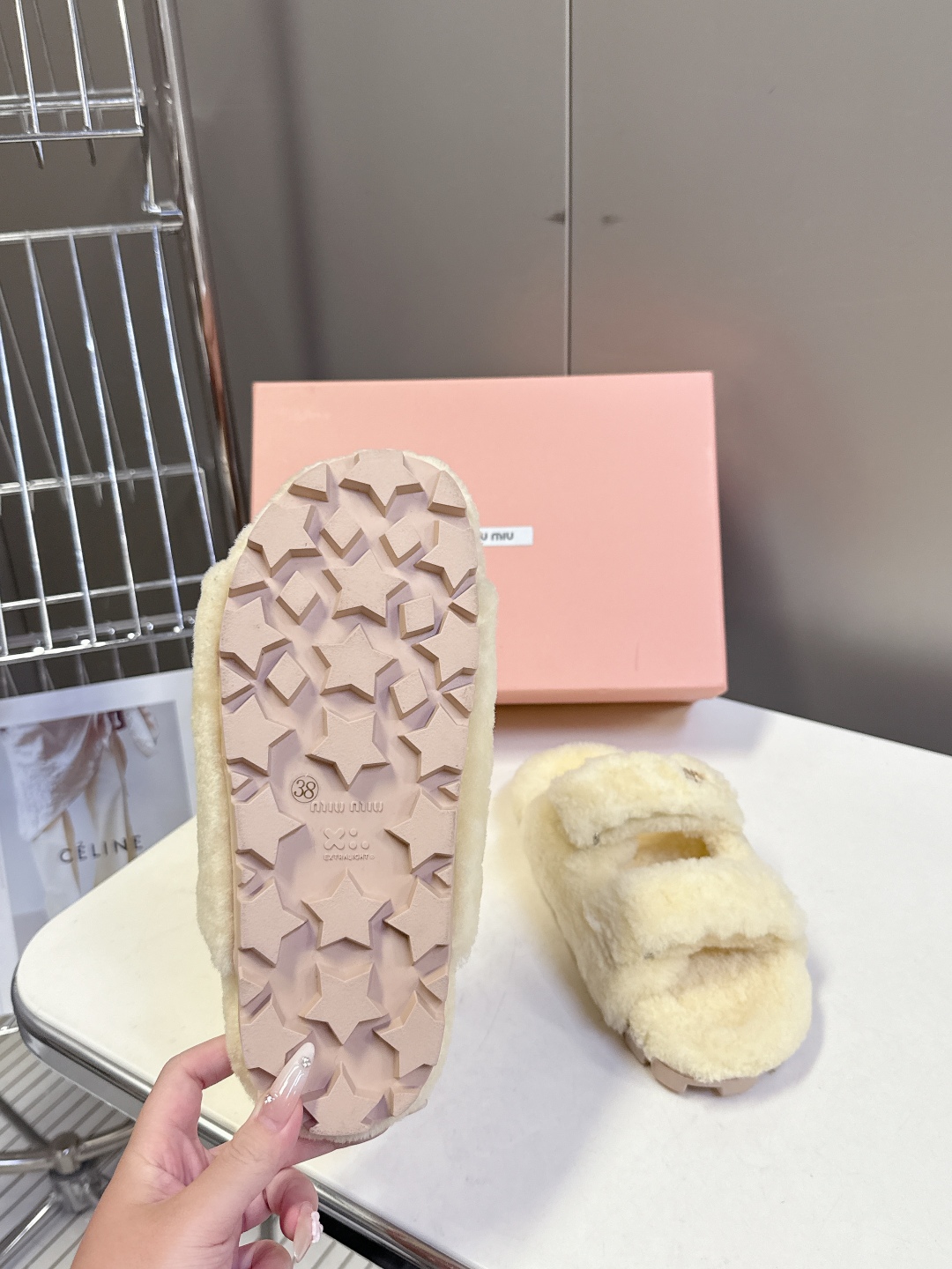  MiuMiu缪缪秋冬最新款毛毛拖鞋～
  Miu家今年也是出了不少 这双毛拖也好好看！皮质的就是非常高