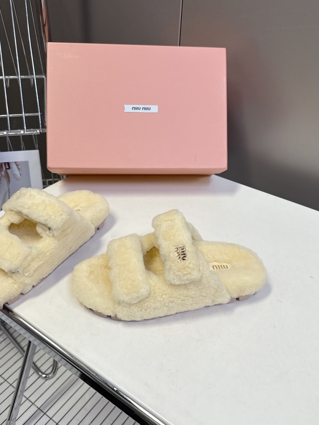  MiuMiu缪缪秋冬最新款毛毛拖鞋～
  Miu家今年也是出了不少 这双毛拖也好好看！皮质的就是非常高
