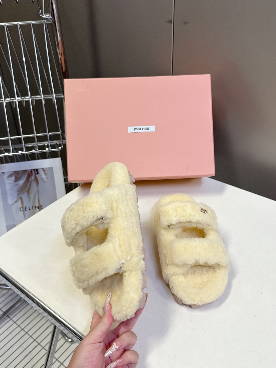  MiuMiu缪缪秋冬最新款毛毛拖鞋～
  Miu家今年也是出了不少 这双毛拖也好好看！皮质的就是非常高