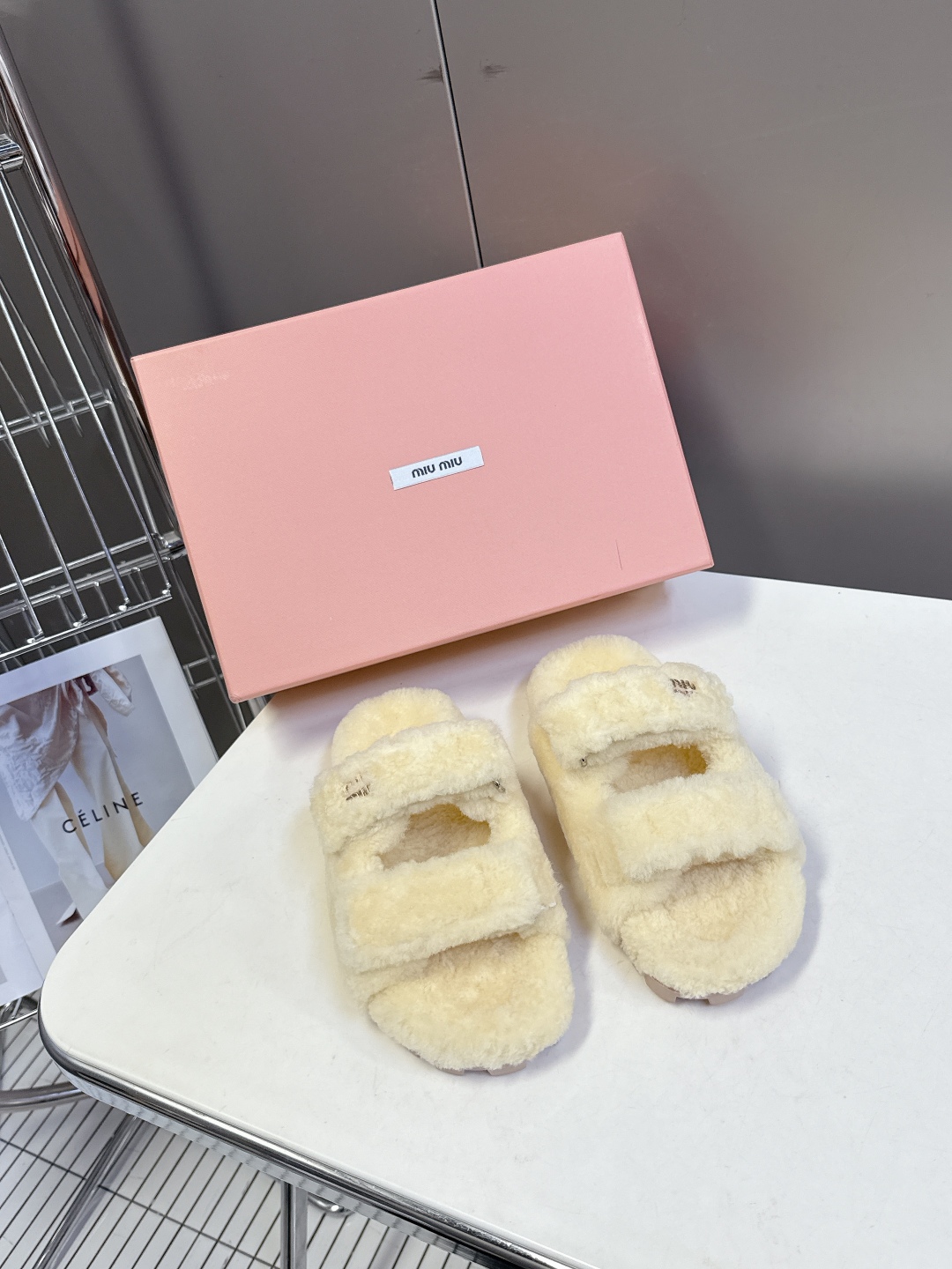 MiuMiu缪缪秋冬最新款毛毛拖鞋～
  Miu家今年也是出了不少 这双毛拖也好好看！皮质的就是非常高