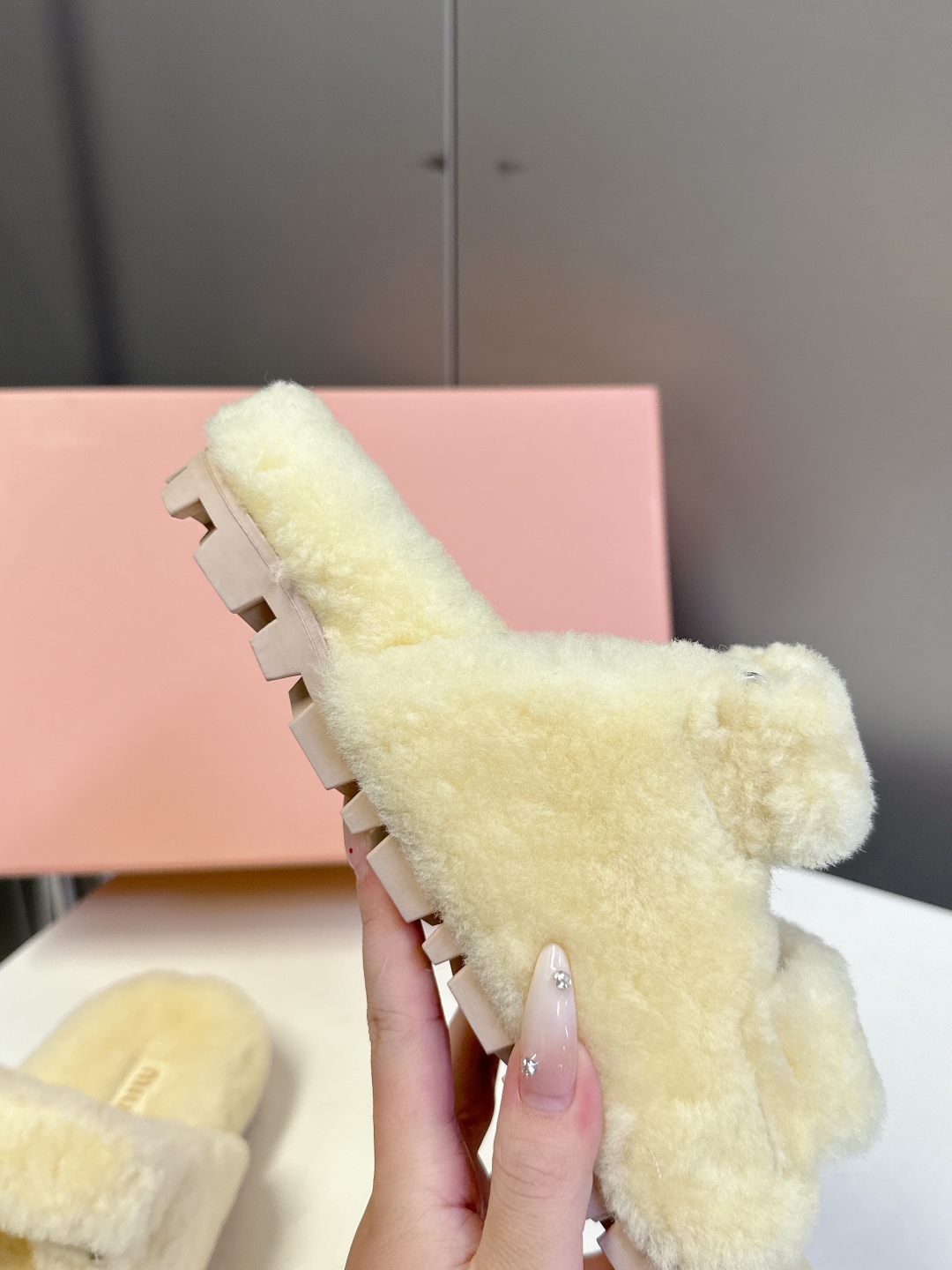  MiuMiu缪缪秋冬最新款毛毛拖鞋～
  Miu家今年也是出了不少 这双毛拖也好好看！皮质的就是非常高