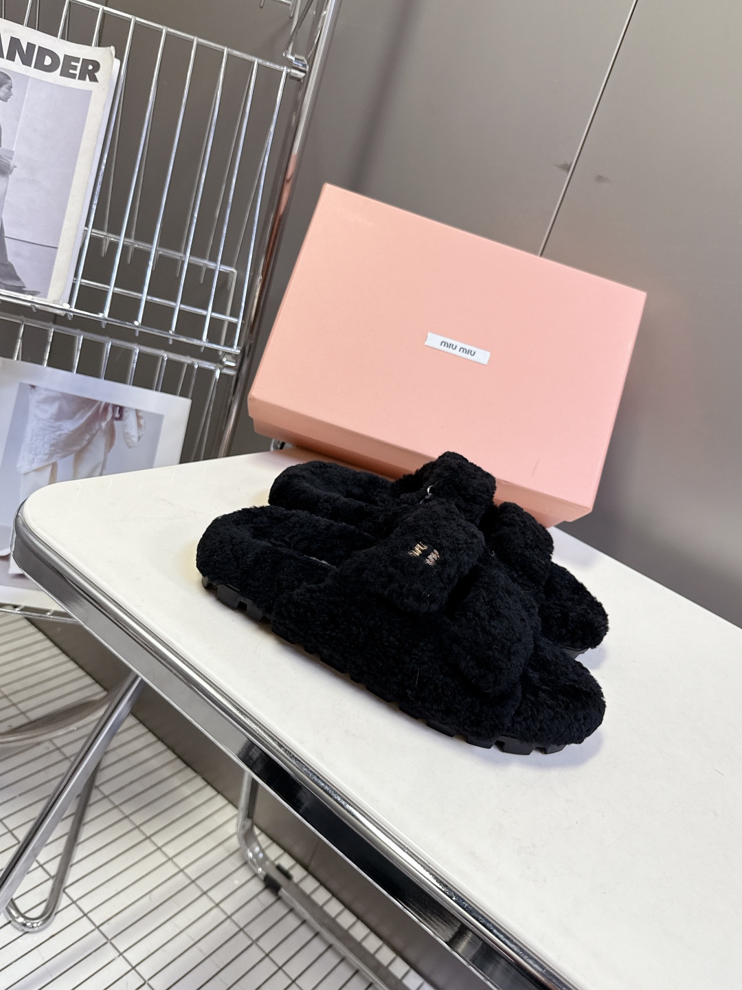  MiuMiu缪缪秋冬最新款毛毛拖鞋～
  Miu家今年也是出了不少 这双毛拖也好好看！皮质的就是非常高