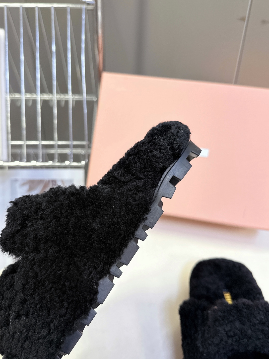  MiuMiu缪缪秋冬最新款毛毛拖鞋～
  Miu家今年也是出了不少 这双毛拖也好好看！皮质的就是非常高