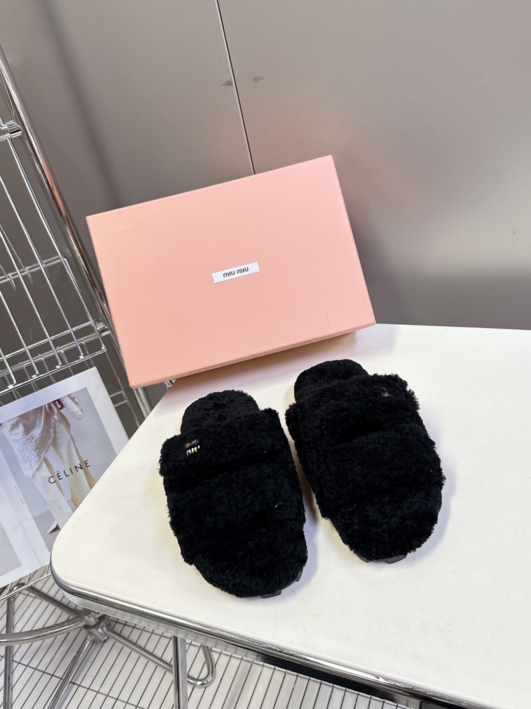  MiuMiu缪缪秋冬最新款毛毛拖鞋～
  Miu家今年也是出了不少 这双毛拖也好好看！皮质的就是非常高