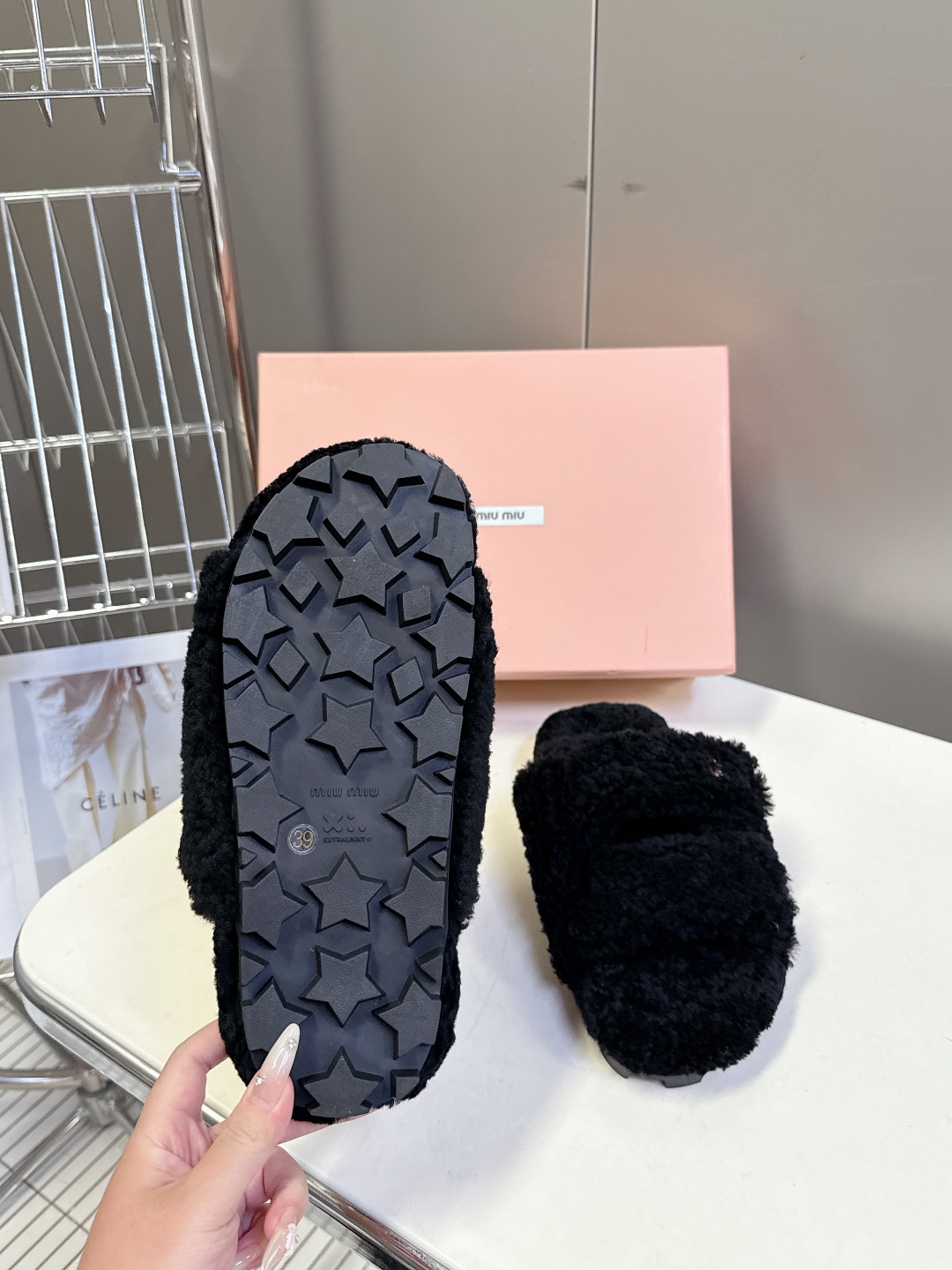  MiuMiu缪缪秋冬最新款毛毛拖鞋～
  Miu家今年也是出了不少 这双毛拖也好好看！皮质的就是非常高