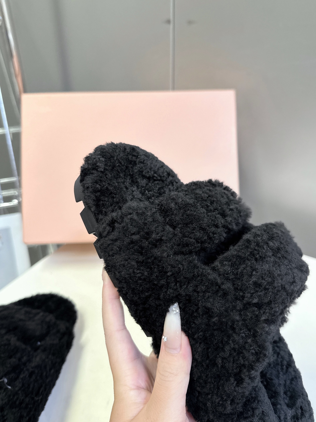  MiuMiu缪缪秋冬最新款毛毛拖鞋～
  Miu家今年也是出了不少 这双毛拖也好好看！皮质的就是非常高