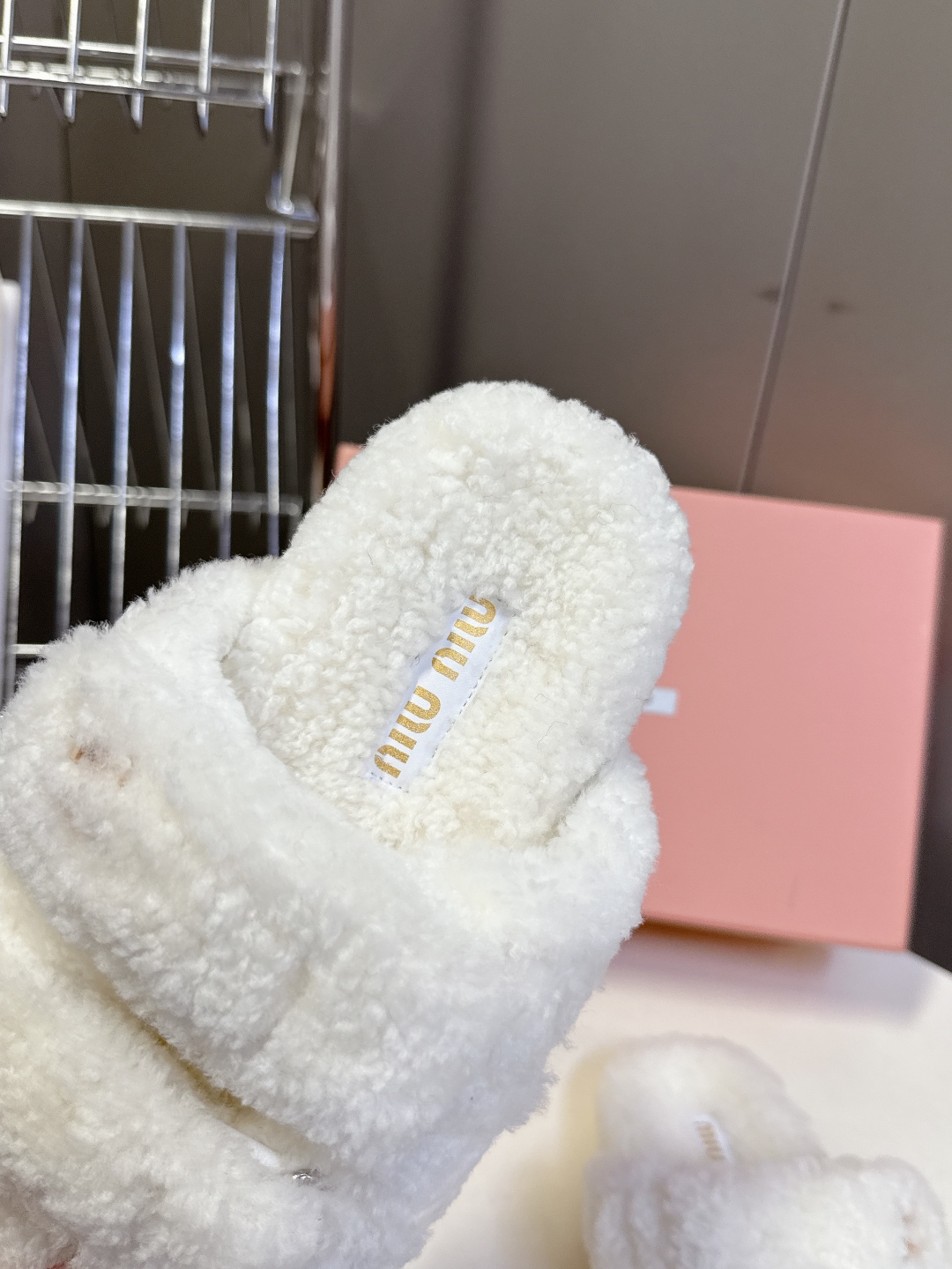  MiuMiu缪缪秋冬最新款毛毛拖鞋～
  Miu家今年也是出了不少 这双毛拖也好好看！皮质的就是非常高
