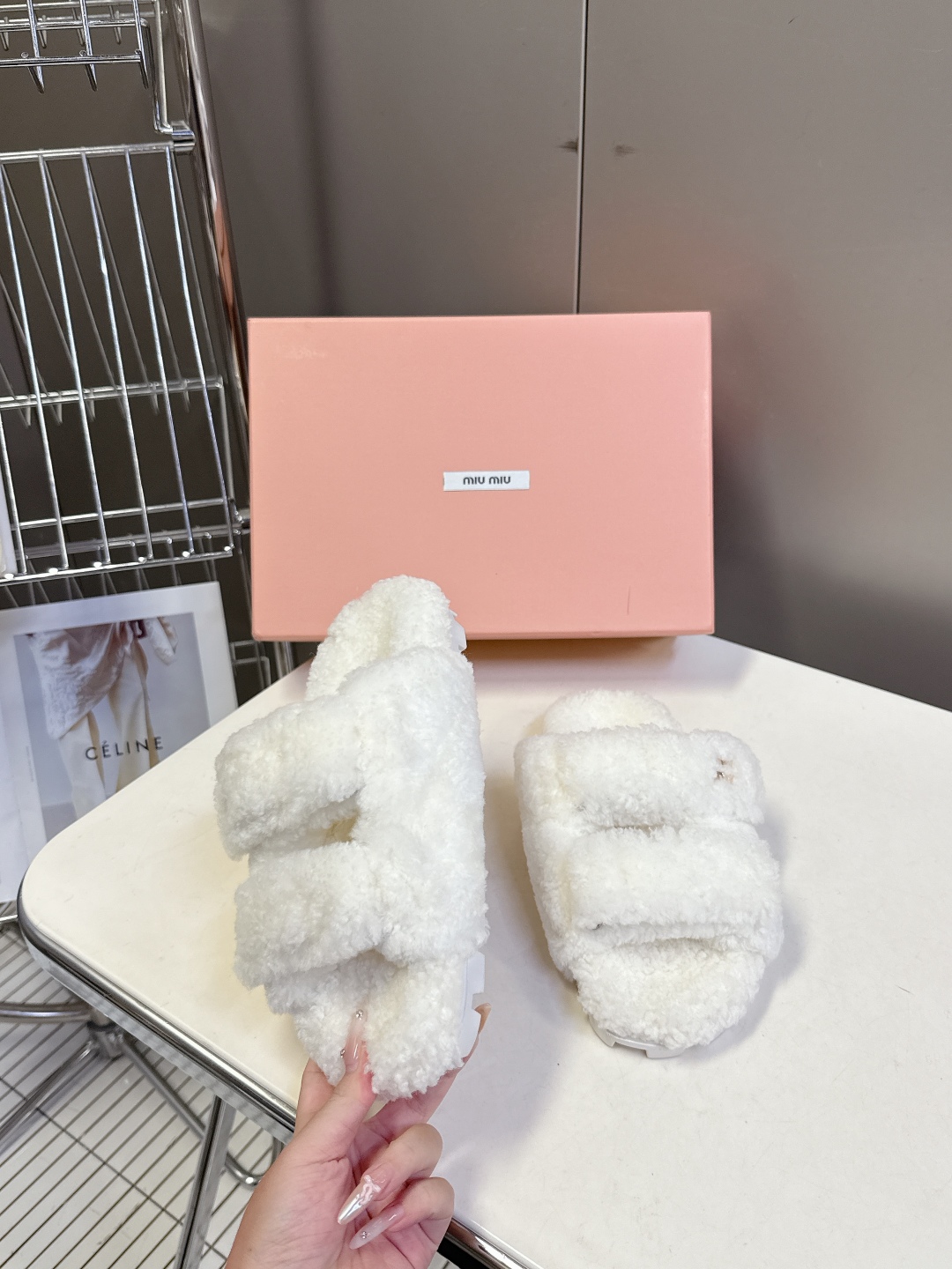 MiuMiu缪缪秋冬最新款毛毛拖鞋～
  Miu家今年也是出了不少 这双毛拖也好好看！皮质的就是非常高
