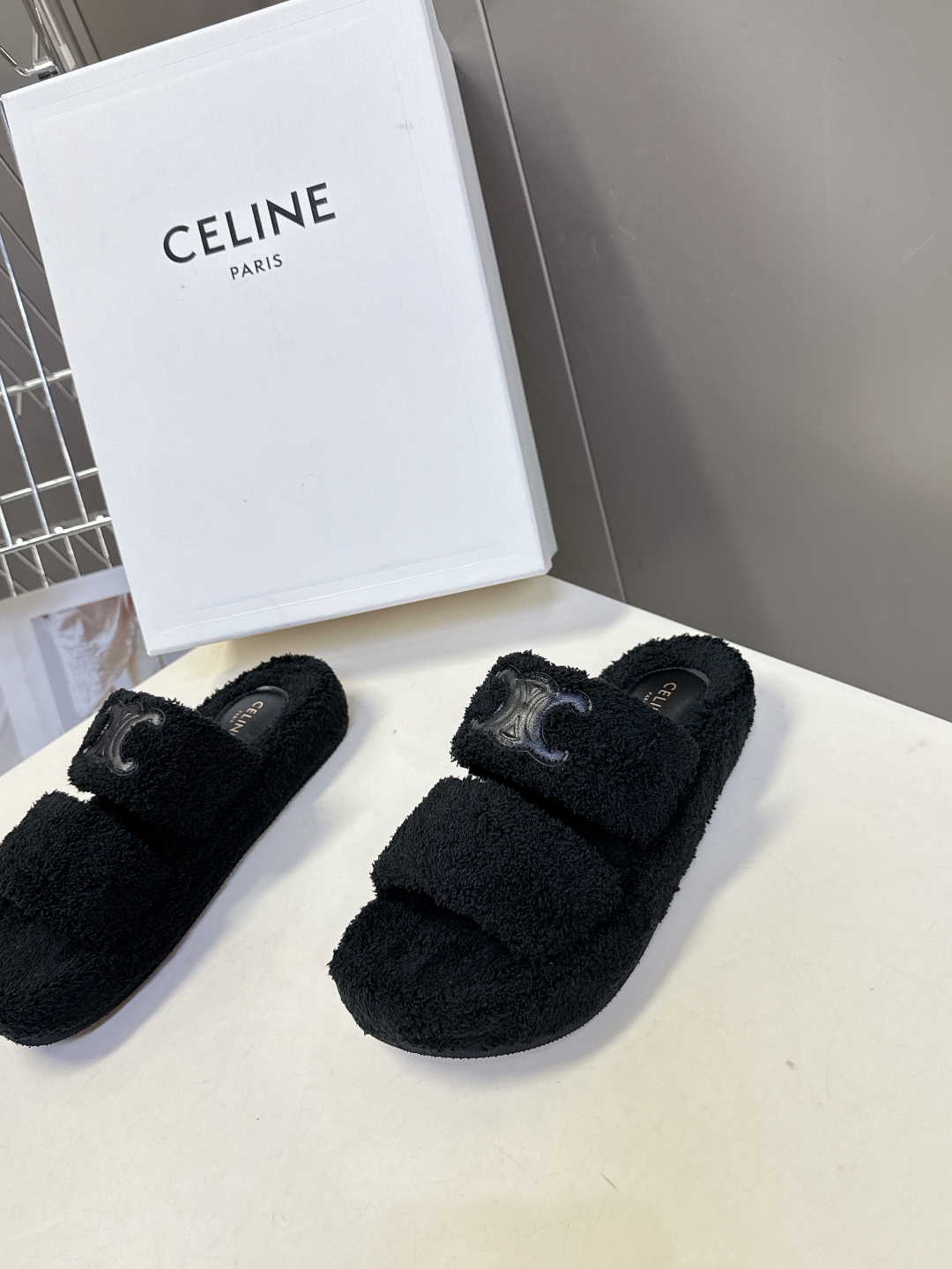  CELINE思琳秋冬最新款凯旋门毛毛拖鞋～
  超多明星网红种草 这双毛拖也是好好看 整体一看就是非常