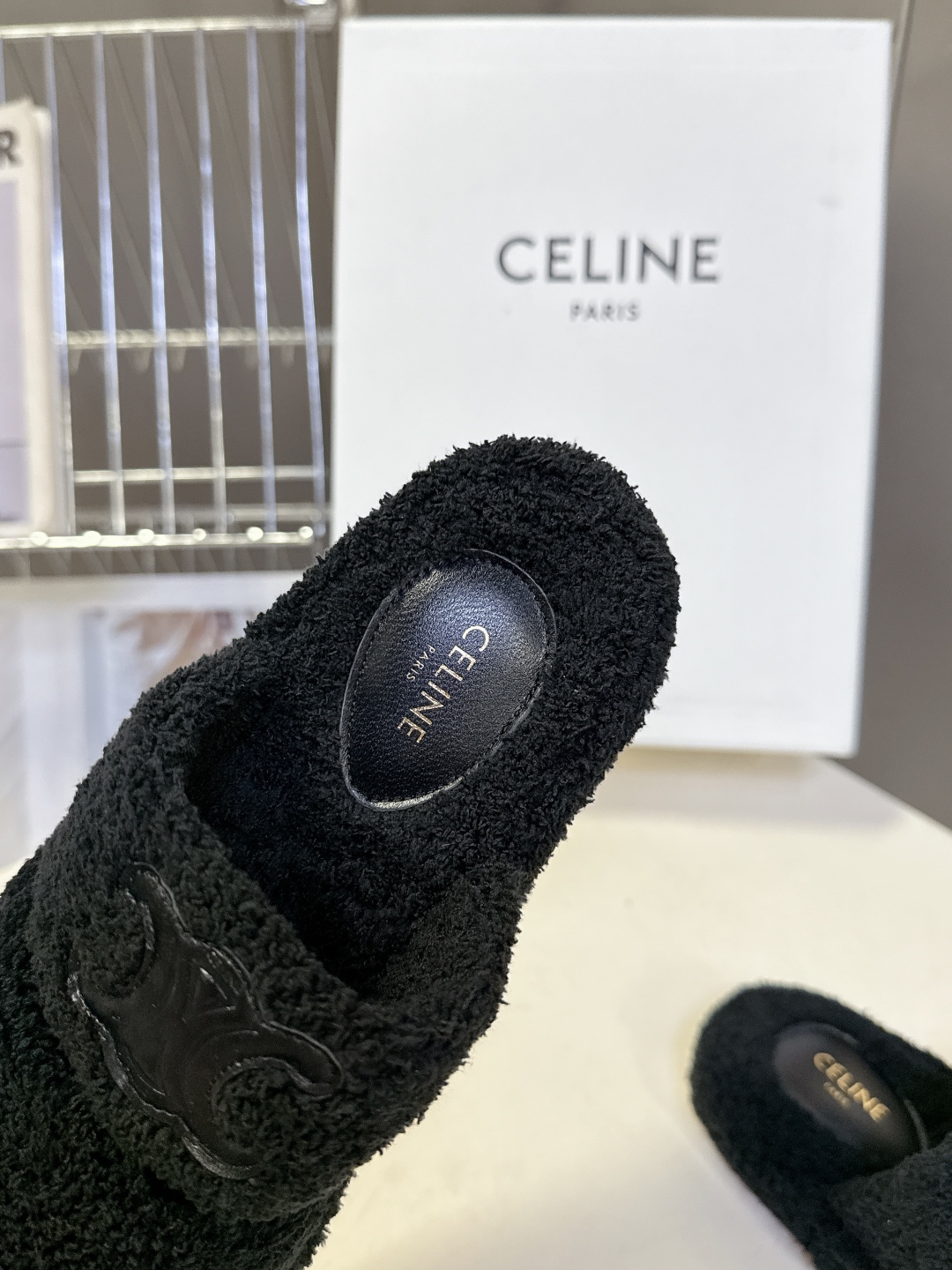  CELINE思琳秋冬最新款凯旋门毛毛拖鞋～
  超多明星网红种草 这双毛拖也是好好看 整体一看就是非常