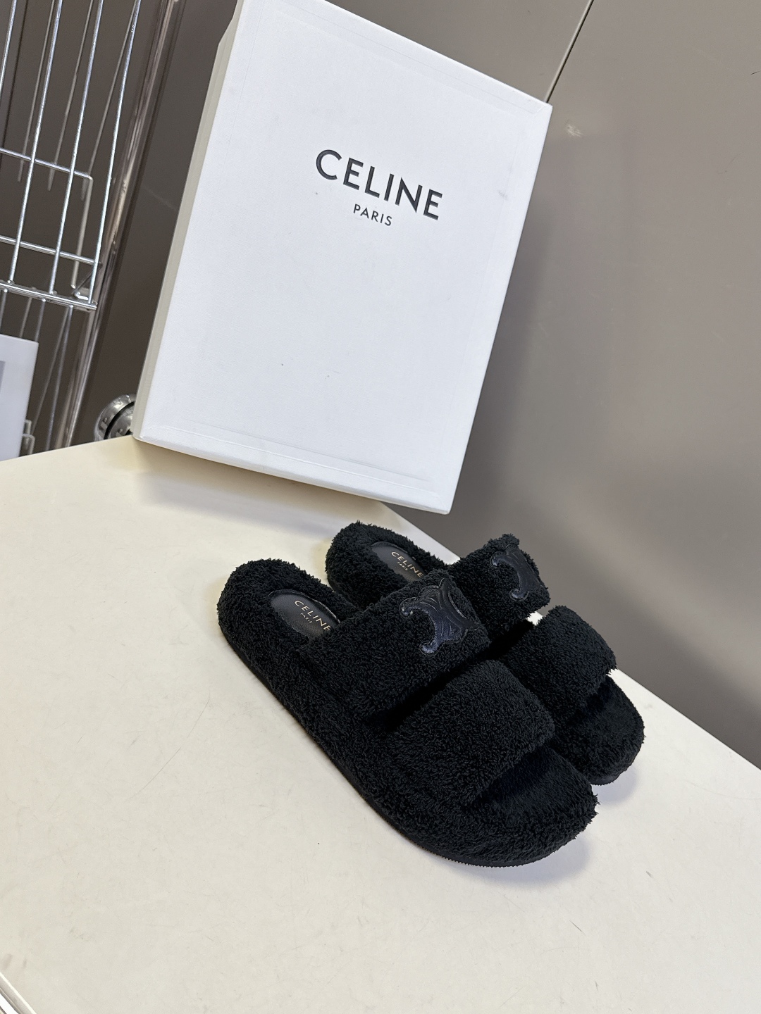  CELINE思琳秋冬最新款凯旋门毛毛拖鞋～
  超多明星网红种草 这双毛拖也是好好看 整体一看就是非常