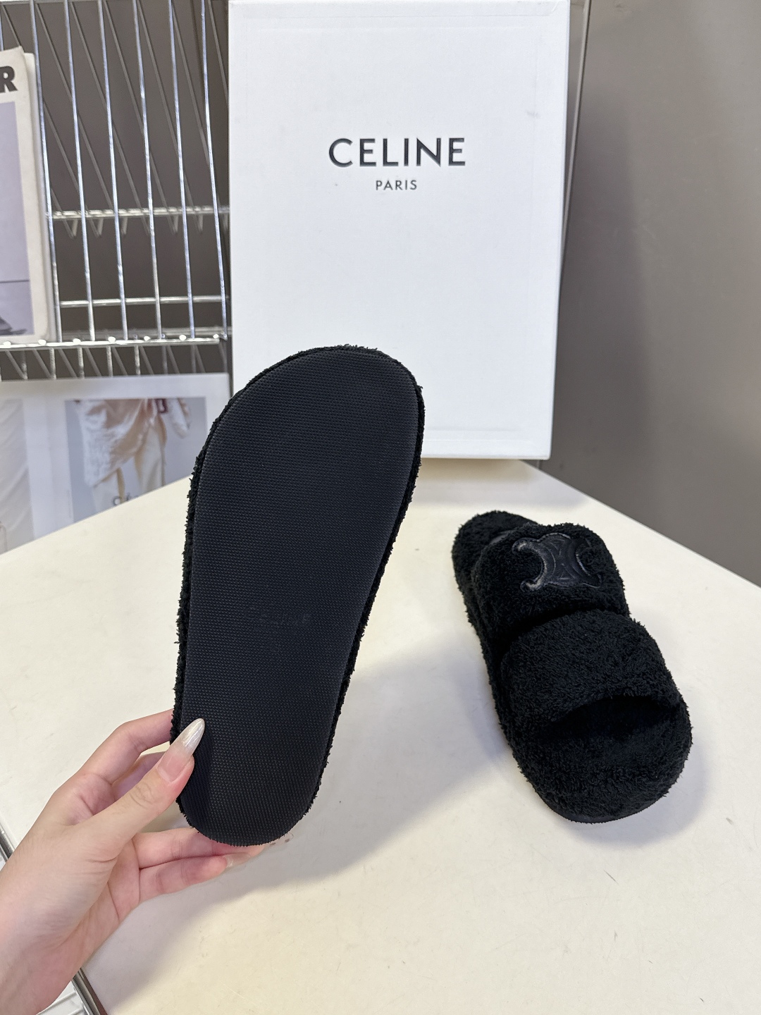  CELINE思琳秋冬最新款凯旋门毛毛拖鞋～
  超多明星网红种草 这双毛拖也是好好看 整体一看就是非常