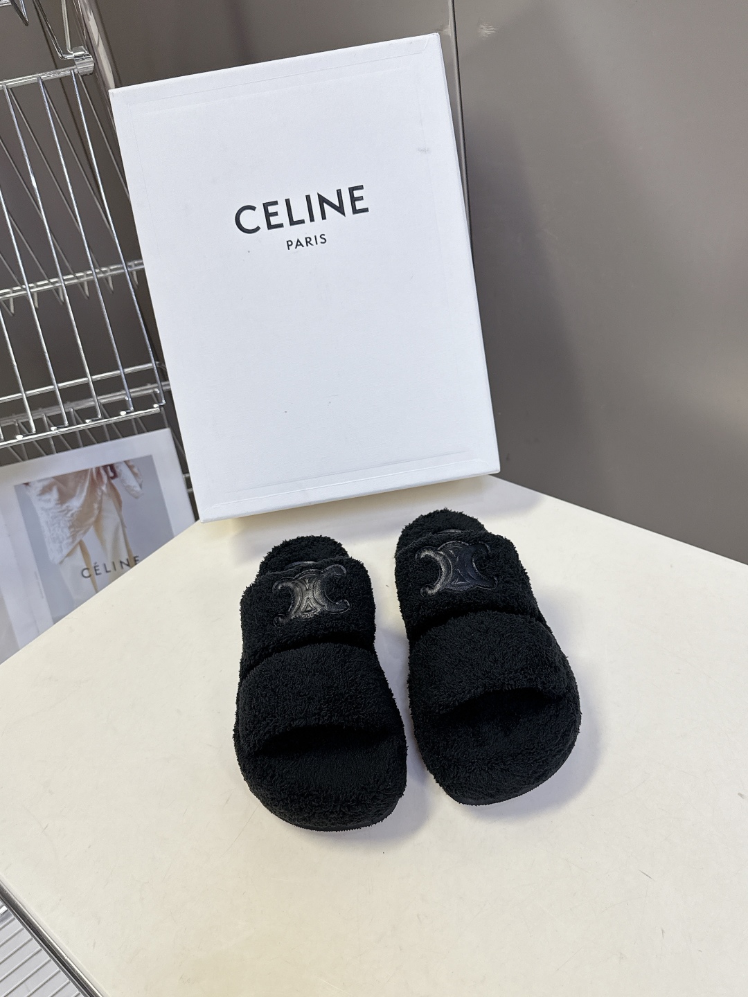  CELINE思琳秋冬最新款凯旋门毛毛拖鞋～
  超多明星网红种草 这双毛拖也是好好看 整体一看就是非常
