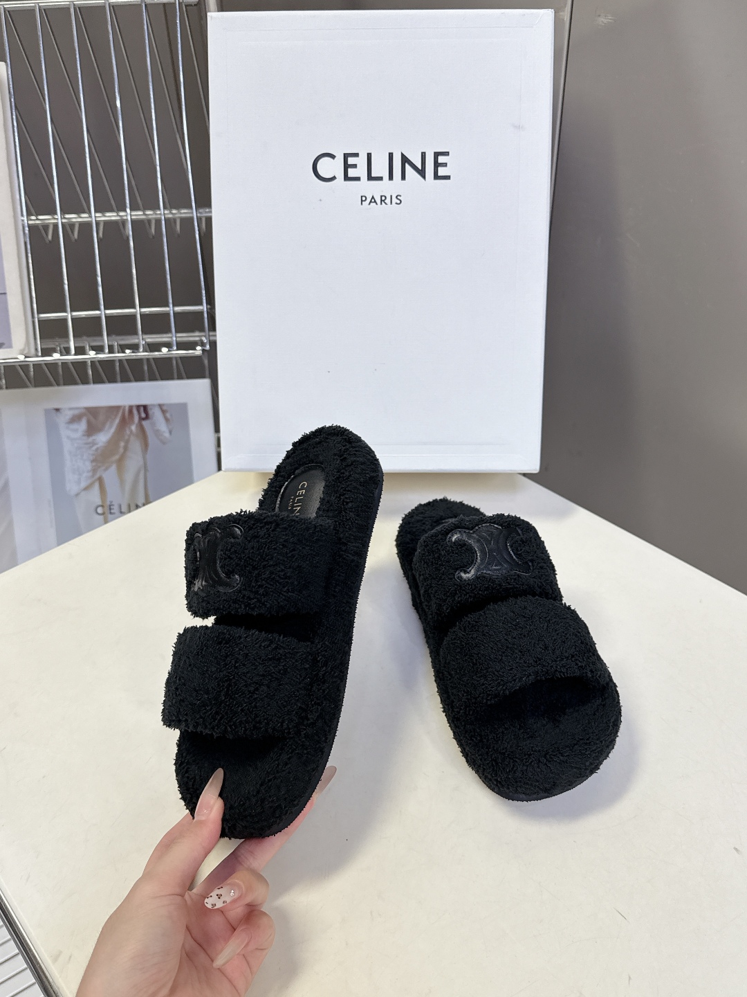  CELINE思琳秋冬最新款凯旋门毛毛拖鞋～
  超多明星网红种草 这双毛拖也是好好看 整体一看就是非常