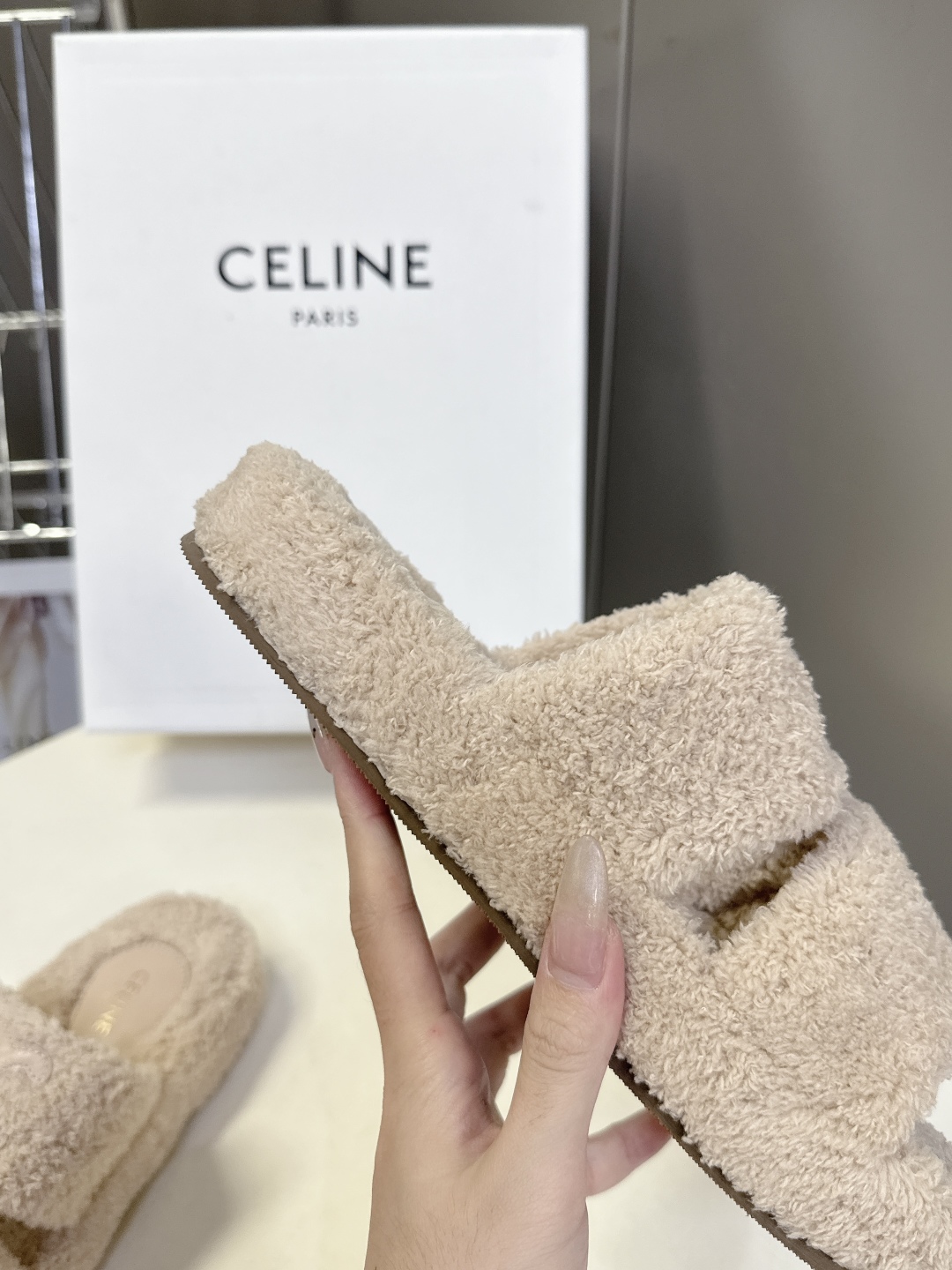  CELINE思琳秋冬最新款凯旋门毛毛拖鞋～
  超多明星网红种草 这双毛拖也是好好看 整体一看就是非常