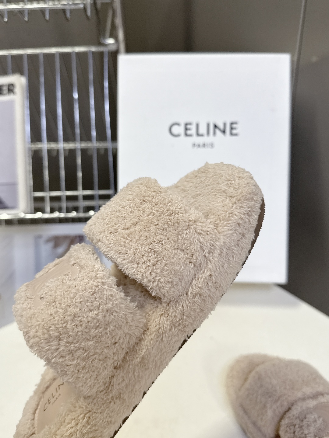  CELINE思琳秋冬最新款凯旋门毛毛拖鞋～
  超多明星网红种草 这双毛拖也是好好看 整体一看就是非常