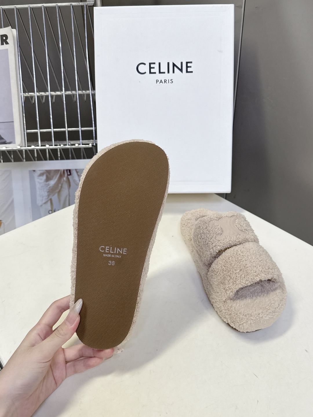  CELINE思琳秋冬最新款凯旋门毛毛拖鞋～
  超多明星网红种草 这双毛拖也是好好看 整体一看就是非常