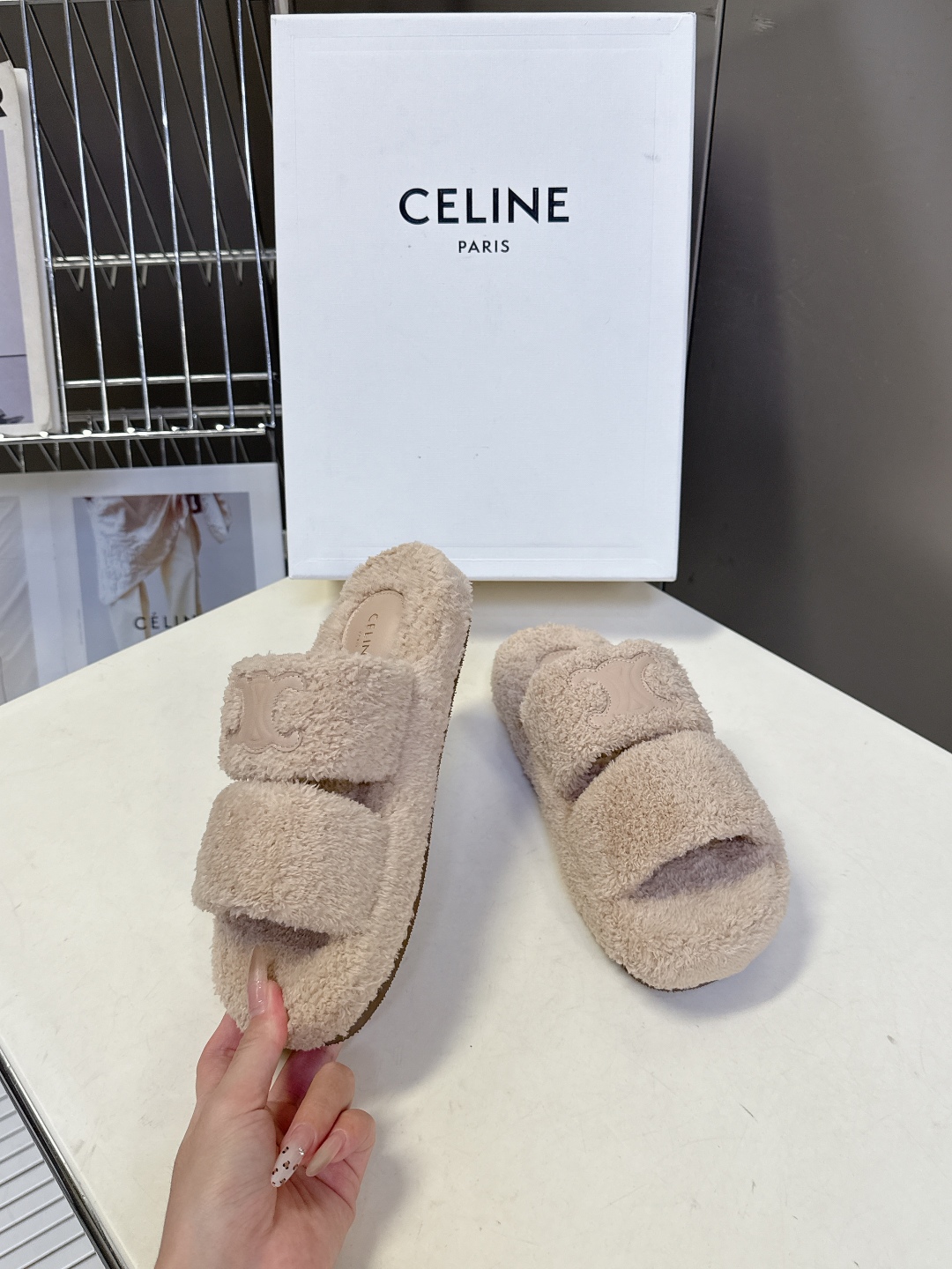  CELINE思琳秋冬最新款凯旋门毛毛拖鞋～
  超多明星网红种草 这双毛拖也是好好看 整体一看就是非常
