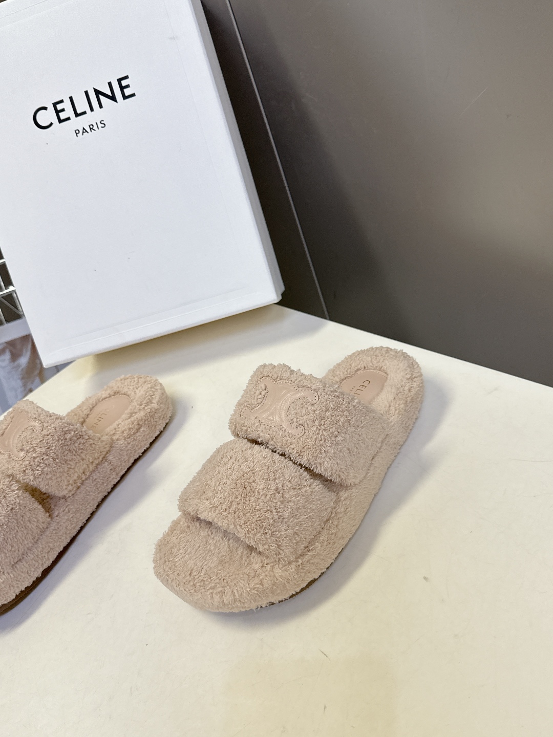  CELINE思琳秋冬最新款凯旋门毛毛拖鞋～
  超多明星网红种草 这双毛拖也是好好看 整体一看就是非常