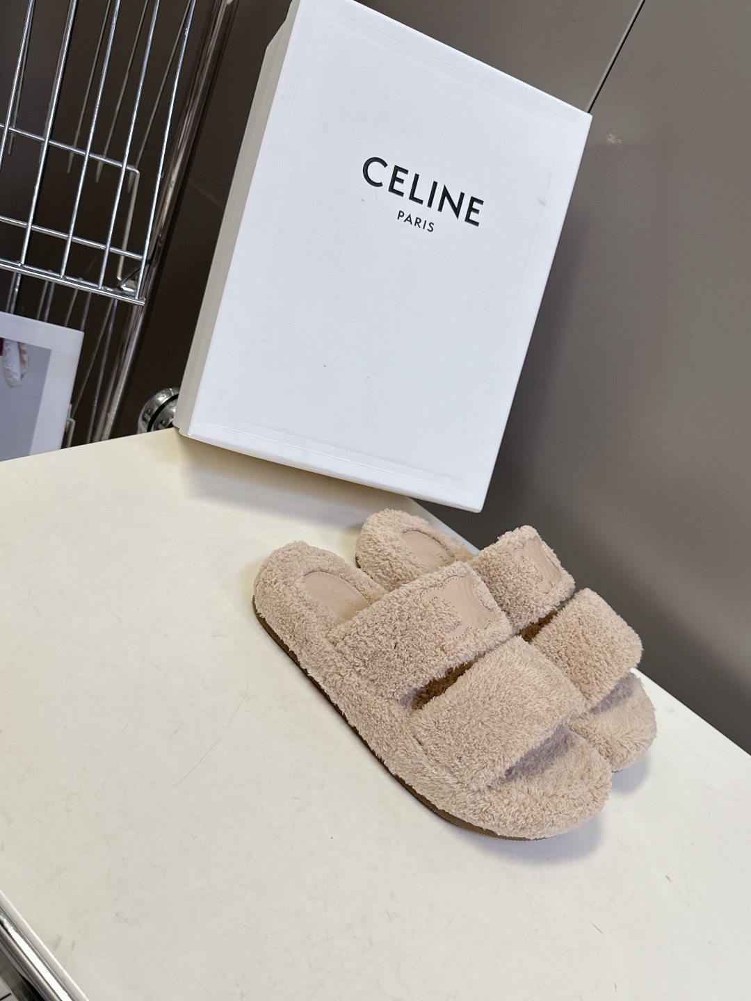  CELINE思琳秋冬最新款凯旋门毛毛拖鞋～
  超多明星网红种草 这双毛拖也是好好看 整体一看就是非常