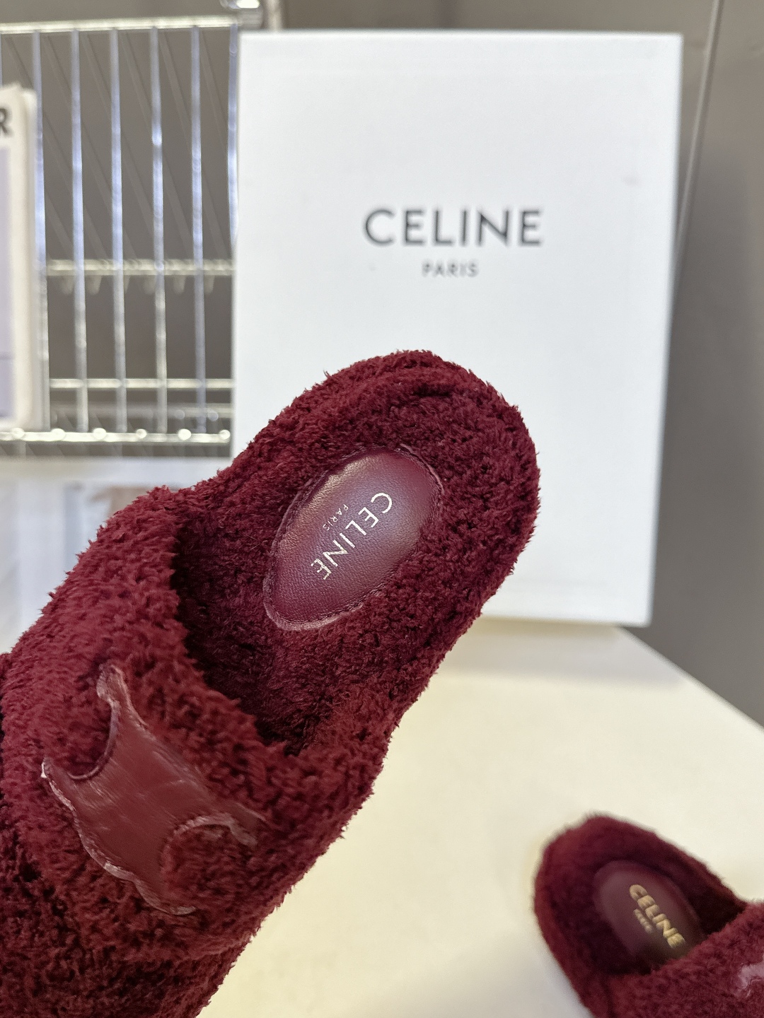  CELINE思琳秋冬最新款凯旋门毛毛拖鞋～
  超多明星网红种草 这双毛拖也是好好看 整体一看就是非常