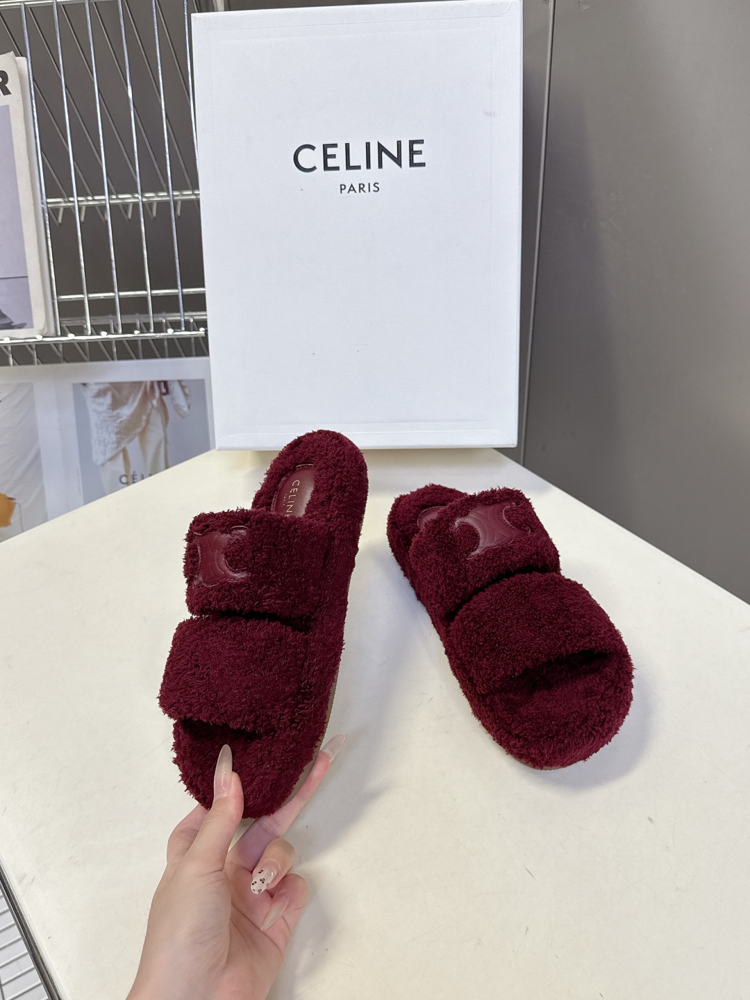  CELINE思琳秋冬最新款凯旋门毛毛拖鞋～
  超多明星网红种草 这双毛拖也是好好看 整体一看就是非常