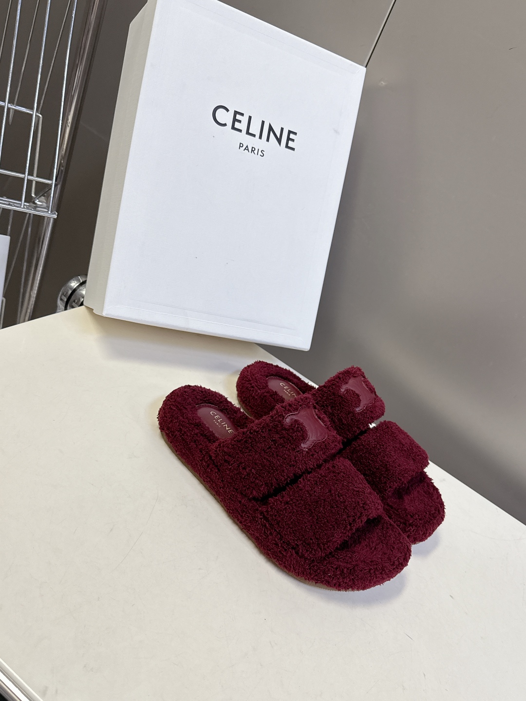  CELINE思琳秋冬最新款凯旋门毛毛拖鞋～
  超多明星网红种草 这双毛拖也是好好看 整体一看就是非常