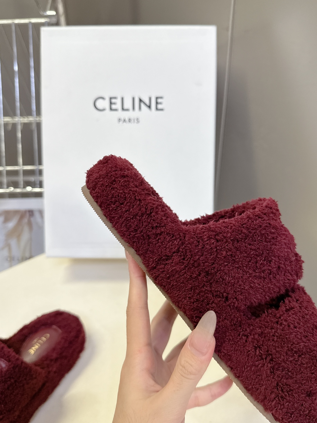  CELINE思琳秋冬最新款凯旋门毛毛拖鞋～
  超多明星网红种草 这双毛拖也是好好看 整体一看就是非常