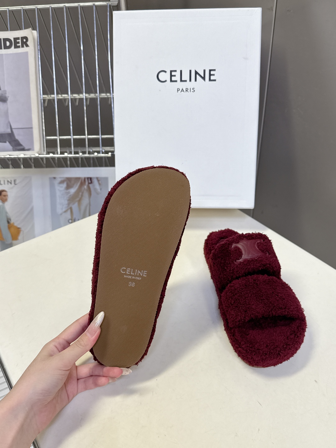  CELINE思琳秋冬最新款凯旋门毛毛拖鞋～
  超多明星网红种草 这双毛拖也是好好看 整体一看就是非常