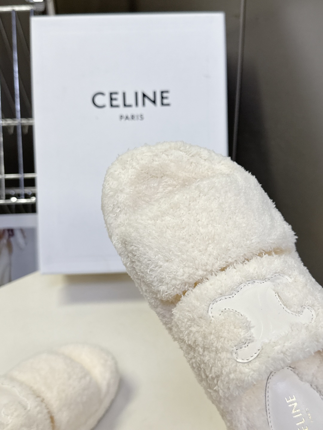  CELINE思琳秋冬最新款凯旋门毛毛拖鞋～
  超多明星网红种草 这双毛拖也是好好看 整体一看就是非常