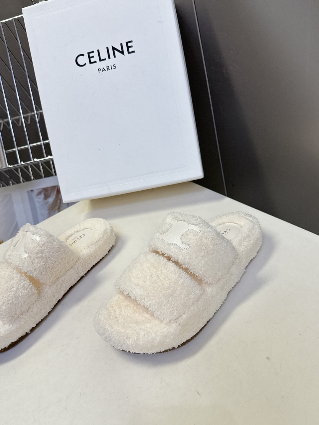  CELINE思琳秋冬最新款凯旋门毛毛拖鞋～
  超多明星网红种草 这双毛拖也是好好看 整体一看就是非常