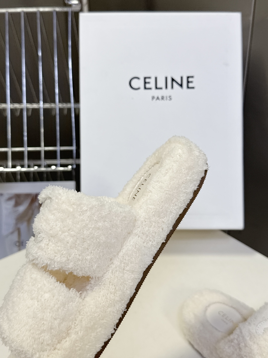 CELINE思琳秋冬最新款凯旋门毛毛拖鞋～
  超多明星网红种草 这双毛拖也是好好看 整体一看就是非常